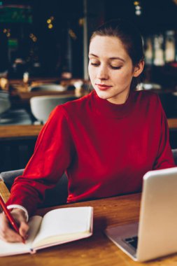 İki yetenekli grafik tasarımcıları uzaktan modern netbooks çalışma coworking kablosuz internet bağlı. Sarışın öğrenci smartphone metin içinde not etmek--dan website belirterek meslektaşım süre: çağrı