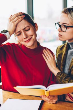 Depresif öğrenci ders kitabı malzemeden özel ders sırasında nitelikli kadın öğretmen ile eğitim öğrenme zorluklar yüzünden ağlıyor. Test başarısız sonra hippi kız öğretmen yardımcı olur vurguladı