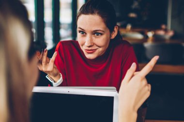 Esmer genç kadın ile uzaktan çalışma alanı siteniz için sahte ile modern netbook vasıl meslektaşım iletişim merak ediyordum. Yayın sırasında dizüstü işinde mesafe tartışırken hipster blogcular
