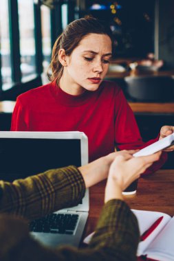 Ücretsiz internet bağlı modern dizüstü bilgisayarlar uzaktan eğitim sırasında ilginç bilgiler verimli çalışması için düşünceli arkadaş için ortak proje üzerinde öğrenci gösteren ders kitabı