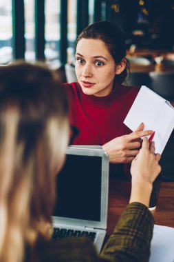Kadın öğretmen, kitap ve test yapılan hata hakkında soran öğrenci boş sayfa işaret merak ediyordum. Netbooks, sınava hazırlık sırasında ders kitabından bilgileri analiz iki yetenekli hippi kız