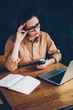 Web sitelerinde bilgi okuma ve dizüstü aygıtı sınav hazırlama dalgın hipster öğrenci bağlı 4 g kablosuz internet. Proje eğitim için eğitsel online netbook izlerken genç