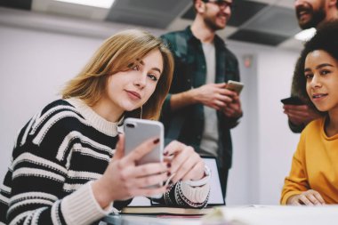 Portre fotoğraf makinesi vasıl tutorial tartışırken arıyorum çok kültürlü grubunun başarılı rahat giyinmiş öğrencilerinin indirilen bağlı 4 g Smartphone vasıl okul sırası Üniversitesi'nde oturan internet