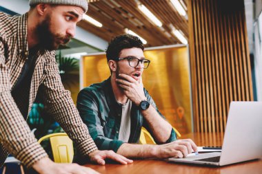 Gözlük göz koruması tarafından etkileyici video şok için arkadaşıyla izlerken Web sitesinde yakışıklı duygusal öğrenci. Yetenekli tasarımcıları müşteri gereksinimleri Office için duygusal tepki