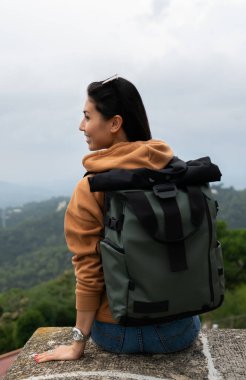 Kadın turistlerin boş vakitlerinde gezdikleri yerleri ve yerleri gezdikleri arka manzara. Sırt çantalı gezgin kadın gezginler, gezi turunda gezintilerin keyfini çıkarıyorlar.