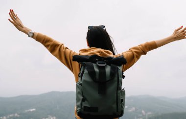 Heyecanlı kadın gezginlerin gezintiden zevk almaları, gezintiye çıkmış kadın gezginlerin el ele tutuşmaları, tatilde özgürlüklerini hissetmeleri tatil yerleri ve manzaralar keşfetmeleri.