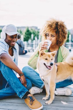 Gündelik giysiler içinde birbirine aşık, şehir ortamında köpekle eğlenen, boş vakit geçiren koyu tenli bir çift. Neşeli, Afro-Amerikan genç adam ve kadın kahve içmek için gidiyor.