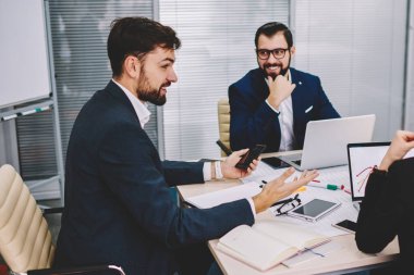 Yaratıcı fikirler ve üretken iş planı tartışılması brifing sırasında birlikte çalışma ofiste tabloda toplantı oturan deneyimli gurur ceo ile birlikte başarılı profesyonelleri ekip