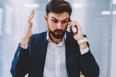 Şok genç iş adamı formal giyim konuşmak Smartphone cep telefonu ile çalışan için arama telefon görüşmesi sırasında projenin başarısız. Sorun telefon Office konuşurken çözme kızgın erkek girişimci
