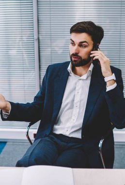 Mali şirketin banka hesabı işleci ile Smartphone cep telefonu ile telefon görüşmesi sırasında iletişim kontrol müdürü. İş ortağı ile proje tartışıyor telefonla konuşurken duygusal iş adamı