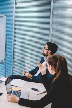 Müreffeh gurur Genel Müdür mali kar profesyonel çalışanlarla işbirliği flipchart grafikte çizilmiş tartışıyor. İşadamı ofiste tabloda toplantıda stratejisi çalışma uzmanları ile