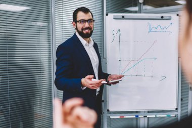 Projenin uygulanması hakkında meslektaşı ile fikir paylaşımı iyi görünümlü gülümseyen akıllı icra müdürü kırpılmış görüntü. Kadın kişinin ortak açıklama kapalı dinleme arkadan görünüm