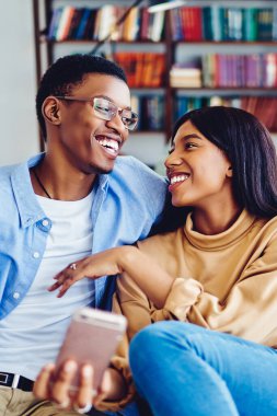 Rahat bir kanepede dinlenen, rahat bir evde hafta sonu tatili yapan mutlu bir çift, canlı yayında cep telefonuyla konuşan ve gülen Durian sosyal ağları olan zengin bir çift.