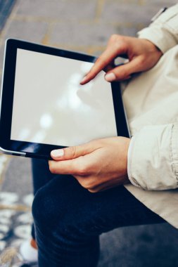 Modern dokunmatik yüzey alanı reklam metin mesajınız için sahte ile görünümünü kırpılmış. Erkek dijital tablet ile kopya alanı göstermek için Web sitesi içeriği ve 4 g internet bağlantısı tutan eller