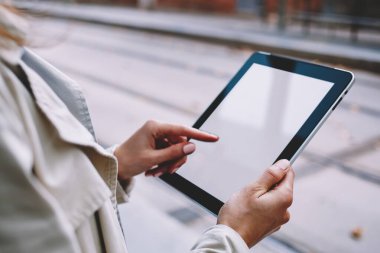 Genç kadının ellerini yukarıya göstermek modern tablet cihazın 4 g ile alay dokunmadan görünümünü kırpılmış Internet. Hippi kız boş ekran alanı için Web sitesi içeriği ile dokunmatik yüzey indirmek için App seçme