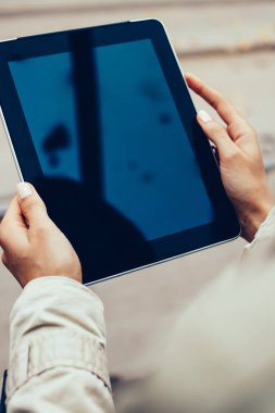 Modern Dokunmatik ped cihaz profil güncelleştirme bağlı 4 g ücretsiz internet genç kadının elinde. En iyi dijital tablet ile siyah ekran açık havada tutan kadın kişi görünümünü kırpılmış