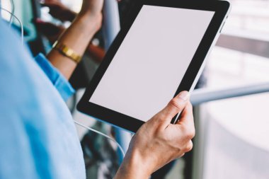 Tablet ayakta tramvay ve aygıtınızda yüklü audi uygulamadan müzik dinleme ile kadının el görünümünü kapatın. Modern tutan kadın kişi dokunmatik ekranla paneliyle Internet iletisi için