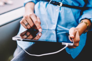 Kadının elinde modern tablet cihazın görünümü kapatın. Kadın pessanger parmak ile dokunmadan görünümünü kırpılmış için kablosuz bağlı dijital dokunmatik yüzey üzerinde tramvayda oturan Internet taşıma