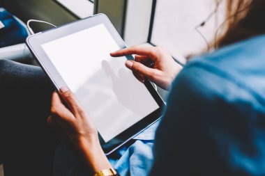 Arkadan Görünüş genç kadının boş ekran alan yolu ile kamu radyo aygıt yükleme müzik uygulama seçimi dijital dokunmatik yüzey üzerinde parmak dokunmadan taşıma tramvay içinde oturan internet