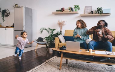 Çeşitli genç çiftler gündelik kıyafetleriyle kanepede oturup tezahürat yapıyorlar. Oturma odasında koşuşturup oynuyorlar ve birlikte vakit geçiriyorlar.