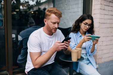 Milenyum çifti cep telefonlarını kullanarak sokak kafesinde buluşuyor sosyal ağ kurarken canlı iletişimi görmezden geliyor, mobil cihazları olan genç bir erkek ve kadın internet sitesi kuruyor.