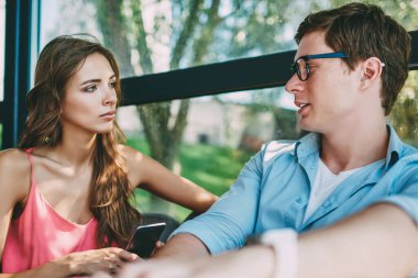 Çift birbirleriyle iletişim kurmak ve kafede toplantı sırasında problem çözme seviyorum. Ciddi kız ve erkek arkadaşı konuşuyor ve harcama boş zaman birlikte Cafe iç