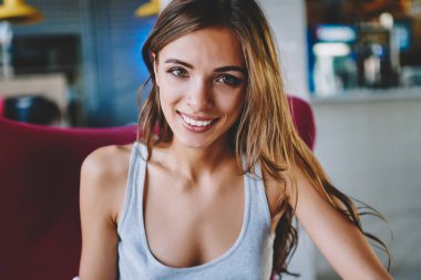 Ödev yapmak ve notlar not defteri smartphone aygıt üzerinde internet sitelerinden bilgi okuma yapma başarılı öğrenci portresi. Kompozisyon yazma elinde telefon ile neşeli genç kadın