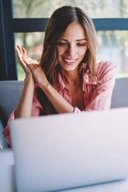 Mutlu genç kadın komik eğitsel online kafede dizüstü bilgisayar izlerken gülmekten. İyi haberler netbook üzerinde kablosuz internet kullanarak Web sitesinde okuma zevk pozitif kadın hipster blogger