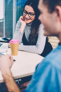 Tablo modern dizüstü bilgisayar Office ile Toplantı oturma tasarım projenin geliştirilmesi üzerinde işbirliği yaratıcı gençlerin başarılı takım. Beyin fırtınası sırasında fikirleri tartışmak öğrenciler