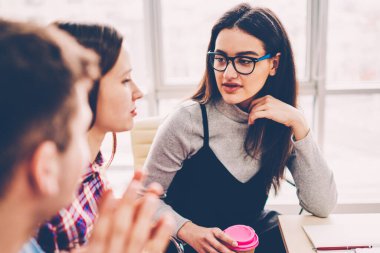 Kahve molası modern ofis zevk birbirleriyle iletişim yaratıcı öğrenciler rahat giyinmiş. Konuşma ve çalışma programı işbirliği toplantısı sırasında tartışırken iş arkadaşları