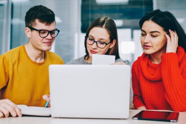 Kartvizit arama iş bilgileri yeniden yazma başarılı hipster öğrenci. Rahat kıyafet, dizüstü bilgisayar modern dizüstü oturan Office işbirliği olumlu gençlerin giymiş