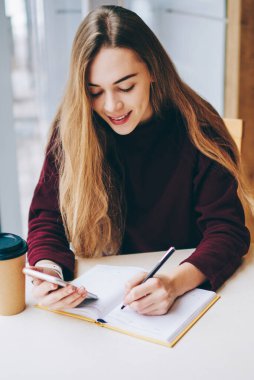 Cep telefonu internet tarama ve kapalı, bilgi aramak neşeli hippi kız başarılı kadın yazar makale ise smartphone holding ve arkadaş çağrı için bekleyen oluşturma