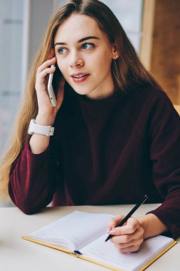 Cep telefonu aracılığıyla ise kahve dükkanında oturmuş ve penceresine, ciddi kadın yolu ile cellphone önemli laf olsun diye bakarak planlama toplantı ve görüşme için çağırıyor kadın gazeteci konsantre