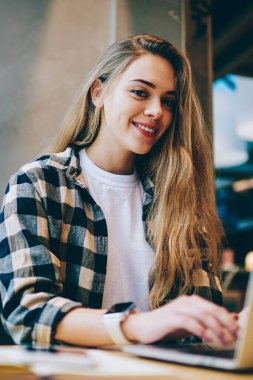 Alanı, wifi için webinar için netbook üzerinde bekleyen kadın blogger bağlı mutlu coworking otururken vaktinizi dizüstü bilgisayar ve mesafe iş ile neşeli kadın programcı portresi