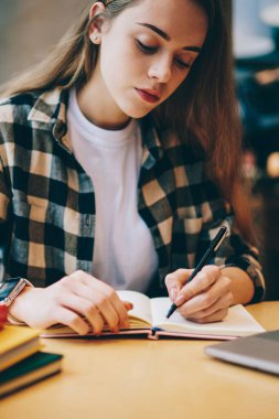 Üniversitesi Kütüphanesi'nde ders kitabı, çekici konsantre kadın kapalı defter kafeteryada ziyaret inceleme yazma sürecinde çalışma planlama yaparken vakit ciddi kadın serbest meslek