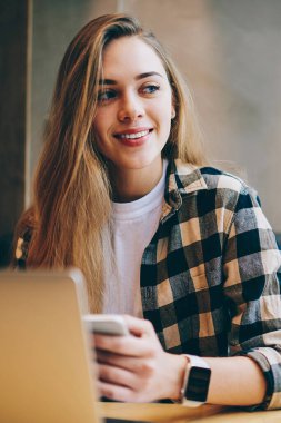 Neşeli erkek bu kafeterya penceresine işten sonra dizüstü bilgisayarda eller ve bekleyen arkadaş, teknoloji ve iletişim kavramını dijital cep telefonu tutarken bakarak geliştirici