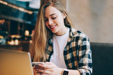 Dizüstü bilgisayar ve kapalı, bluetooth kullanarak smartphone cep telefonu tatilinde iş netbook haber okuma mutlu başarılı kadın yazarı üzerinden bilgi paylaşımı neşeli kadın serbest meslek