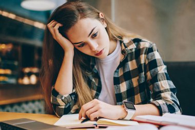 Modern dizüstü bilgisayar ve kitap kapalı, kullanarak soru için cevap bulmak önemli sınav çalıştığım için hazırlanıyor yorgun kız öğrencinin ders çalışma Üniversitesi Kütüphanesi'nde kadın duygu baş ağrısı konsantre