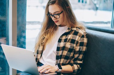 Kafeterya, çekici hippi kız izlerken pozitif film ve yazarak ileti penceresine yakınındaki otururken Web sitesi üzerinden dijital bilgisayar için yeni makale oluşturma güzel konsantre kadın metin yazarı