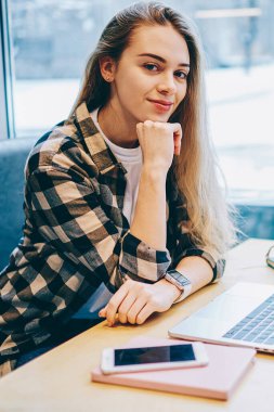 Kameraya modern dizüstü bilgisayar üzerinden işverenler için yeni Web sitesi oluşturduktan sonra seyir hippi kız gülümseyerek, neşeli rahat webinar için netbook üzerinde bekleyen kafeterya, wifi bağlantılı giyimli kadın