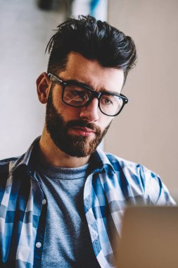 Ciddi erkek bu Web sitesi oluşturma ve uzay, şaşkın coworking dizüstü bilgisayar kullanan program kodu yazarak geliştirici adam izliyor önemli webinar online yolu ile wifi kapalı bağlı netbook