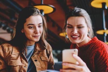 Pozitif kadın blogcular sosyal ağlar cep telefonu kullanarak haber okumak için kablosuz 4 g bağlı internet, müreffeh kadın vasıl hareket eden arıyor ekran kapalı öğrenmek için arama bilgileri
