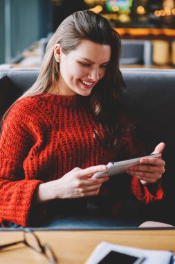 Komik komedi kullanarak dijital show izlerken neşeli hippi kız tablet ve kablosuz internet genç gülümseyen kadın touchpad aygıtı üzerinden sosyal ağlar komik haber okuma masadan kafeterya