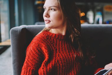 Durulması hippi kız kafeterya kanepe ve düşünceli uzak kapalı, bekleyen arkadaşlar seyir modern touchpad aygıtı ve 4 g kullanan dalgın genç kadın oturmuş elinde dijital tablet ile internet