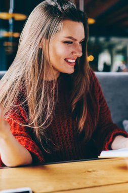 Pozitif holding neşeli hippi kız kitap el kapalı kafein içecek, kadın arkadaşıyla yakınındaki iki mutlu bir kadın oturmuş en çok satan okuma zevk edebiyat hobi birlikte vakit