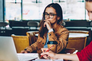 Seçici odak üzerinde durulması kadın serbest meslek olumlu arkadaş takipçileri cep telefonu ile sosyal ağlar üzerinden e-posta okuma yakın oturan dizüstü cihaz üzerinde önemli webinar izlerken gözlükler