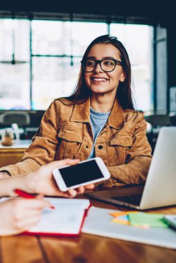 İki mutlu kadın arkadaş olumlu konuşma birbirine öğrenme ve bilgi için arama tatilinde seyir zevk kapalı, gülümseyen hippi kız konuşuyor ve birlikte vakit test