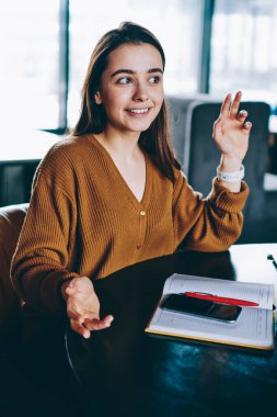 Resmi olmayan toplantı ve kahve dükkanında canlı görüşme zevk iki kadın genç olumlu hipster kızlar için seyahat kafeterya masada oturan birlikte kapalı tartışırken fikirler tebliğ.