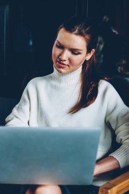 Komik video ile arkadaş dizüstü aygıtı kullanarak kafeterya wifi için iki başarılı kadın kafeteryada oturan download dosyası için kablosuz internet tarama bağlı izlerken olumlu kız öğrenci