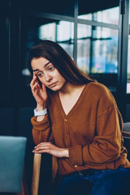 Konsantre erkek bu dizüstü bilgisayarda uygulama kurulumu hakkında düşünme geliştiriciler, şaşkın genç hippi kız indirme ile sorunları çözme çözüm arama tarama Internet dosya